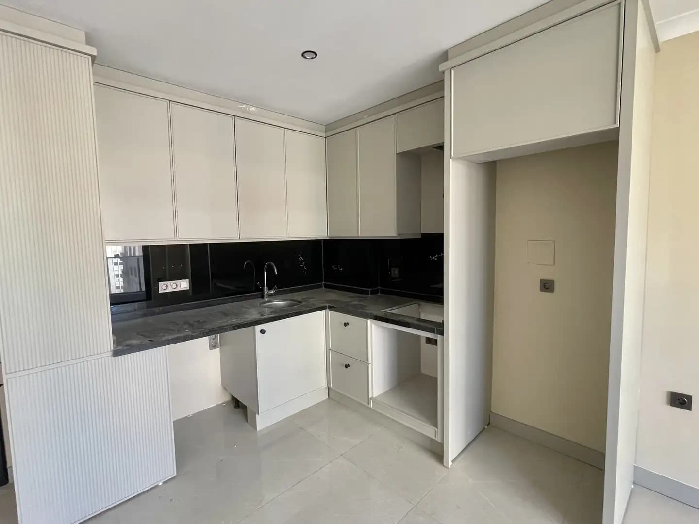 Mahmutlar RK Towers'ta Yatırıma Uygun Satılık 1+1 Daire - Image 1