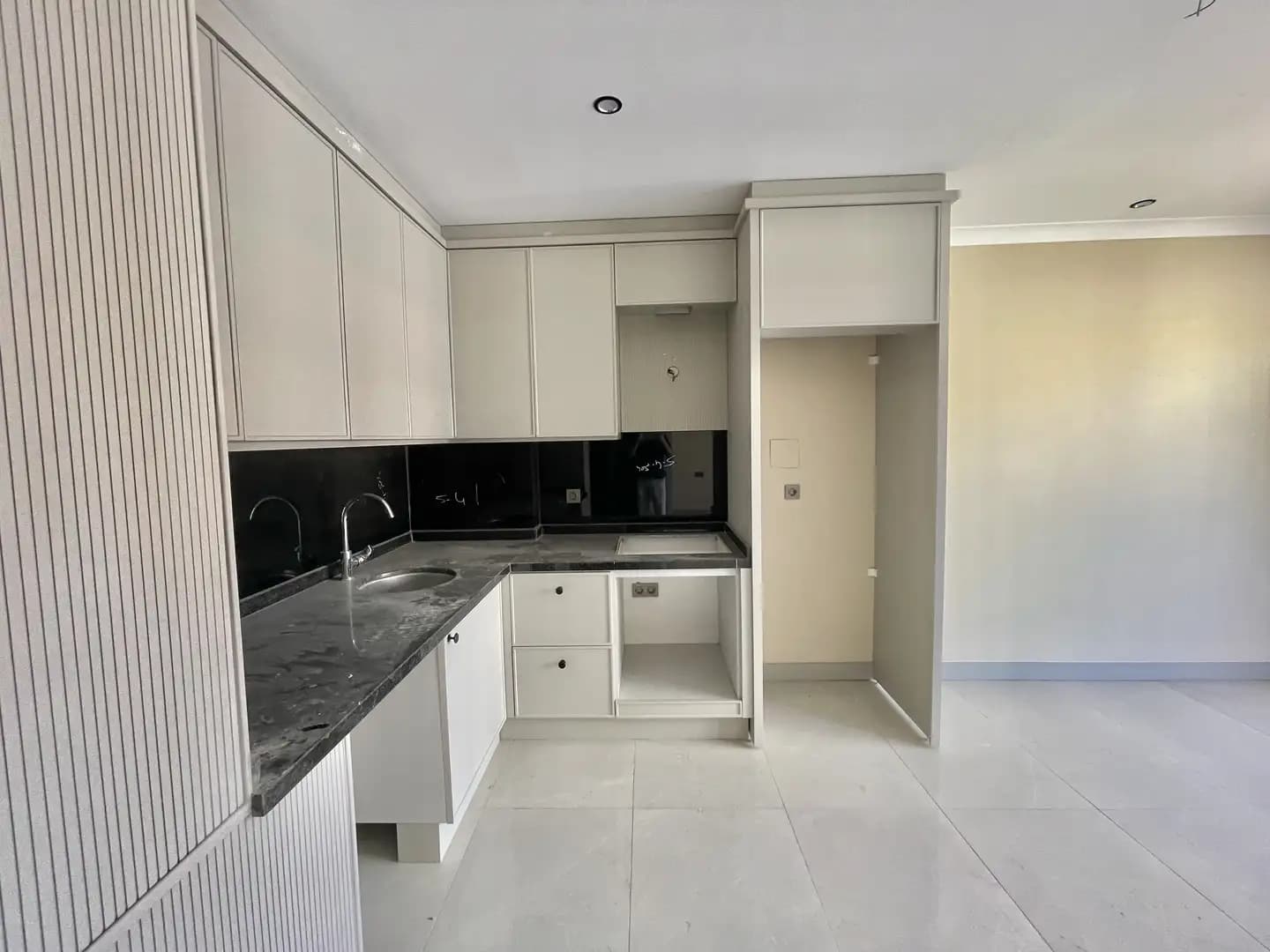 Mahmutlar RK Towers'ta Yatırıma Uygun Satılık 1+1 Daire - Image 2