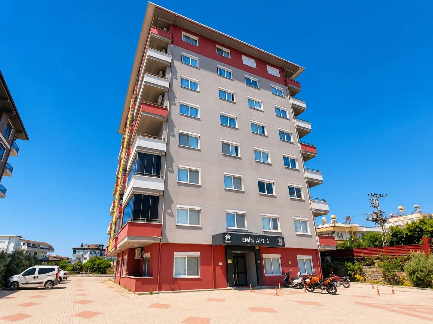 Demirtaş'ta Havuzlu Sitede Satılık Geniş 2+1 Ayrı Mutfak Daire - Image 1
