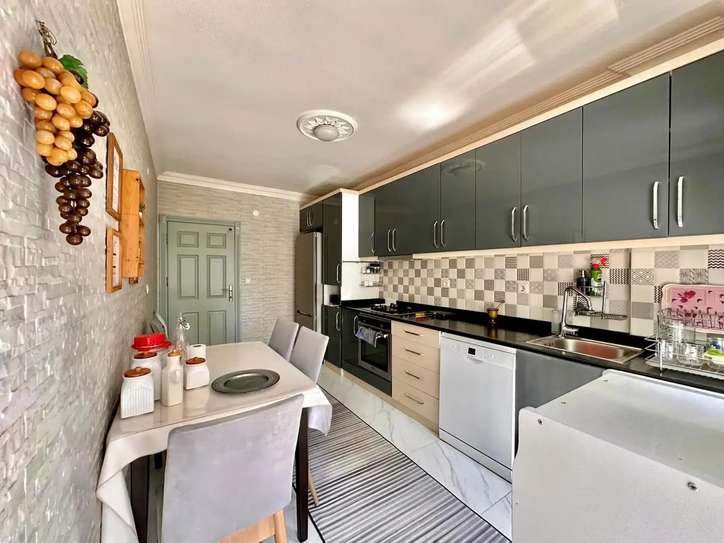 Mahmutlar'da Satılık 3+1 Geniş Eşyalı Daire - Image 3