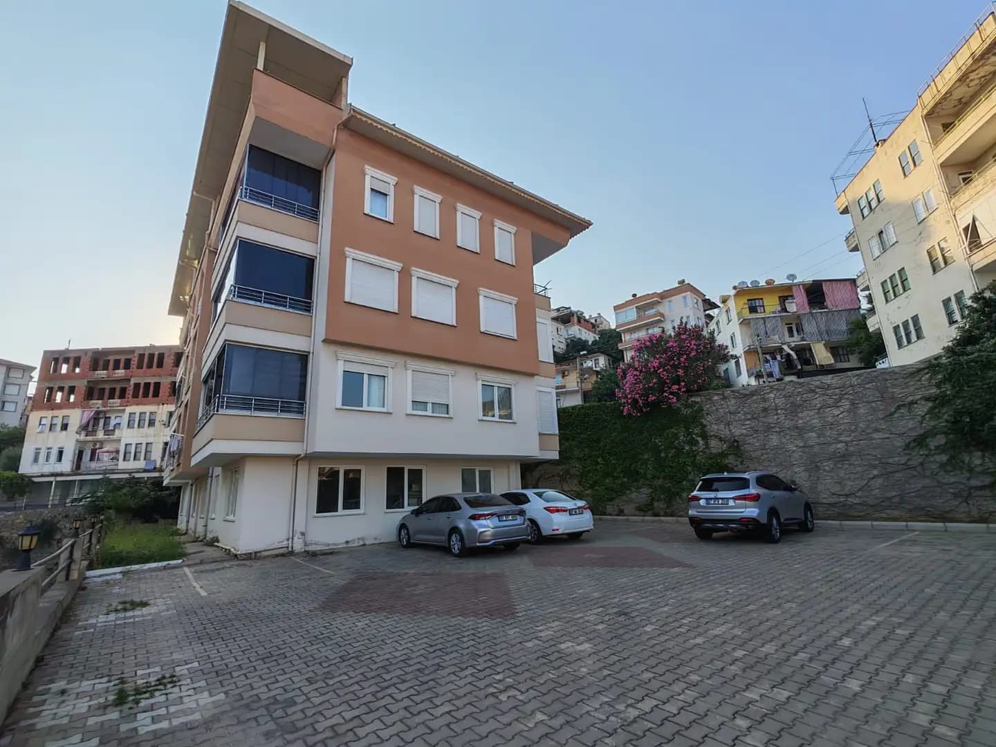 Furnished 3+1 Apartment for Sale with Castle and Sea View in Sugözü - Image 1