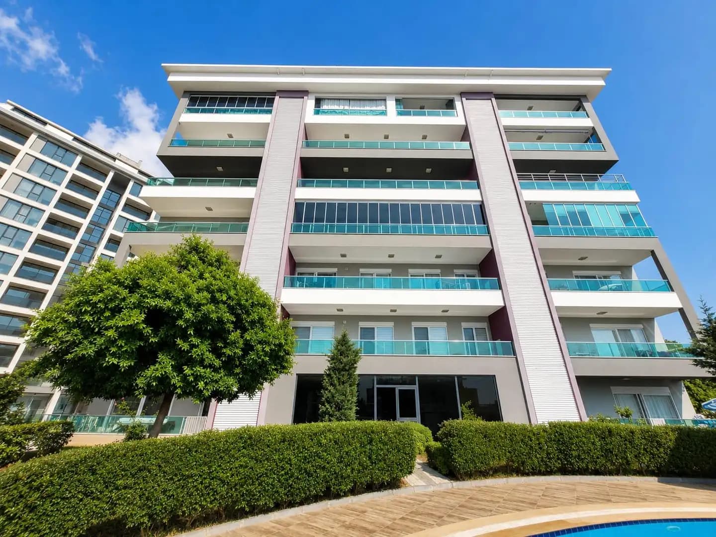 Mahmutlar'da Bahçe Katı Full Eşyalı Satılık 3+1 Daire - Image 1